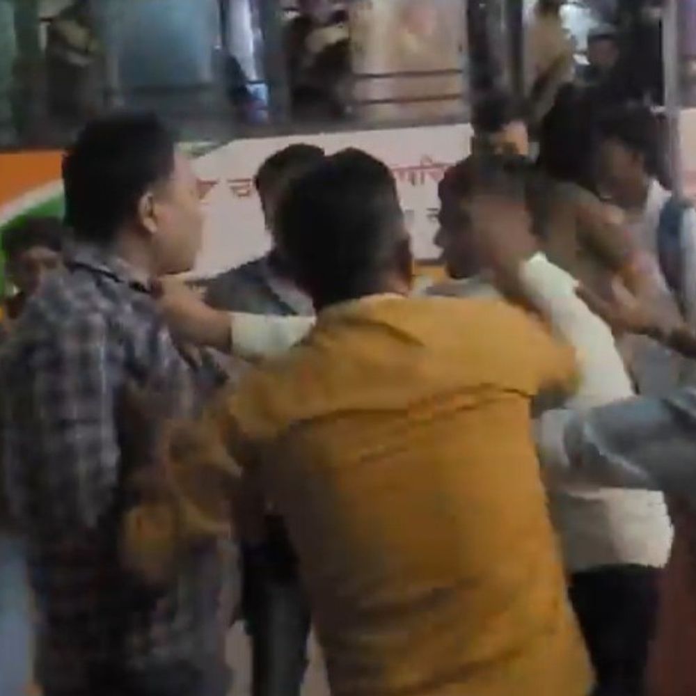 रोडवेज बस में चालक-परिचालक से मारपीट:बदायूं में उसहैत से दिल्ली जा रही बस में हुआ विवाद