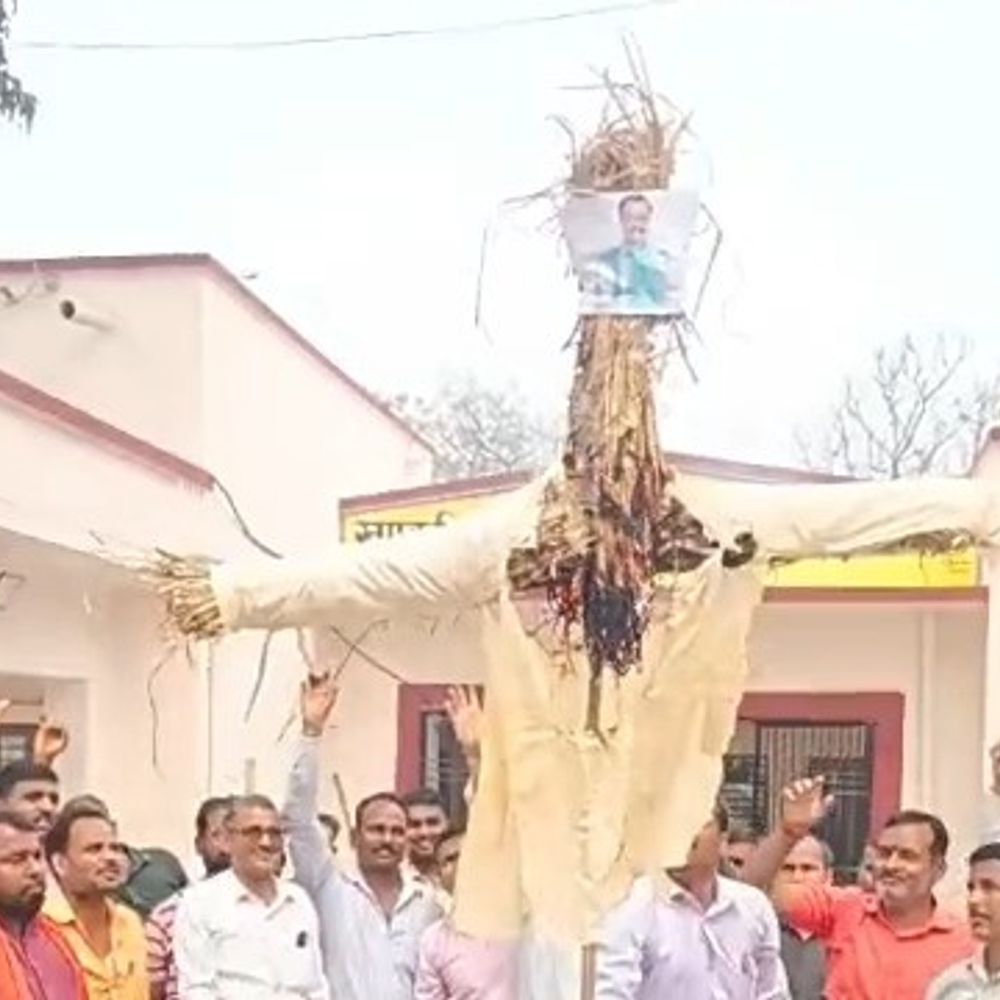 गोंडा में डिप्टी सीएम केशव प्रसाद मौर्य का पुतला दहन:मानदेय बकाया को लेकर ग्राम रोजगार सेवकों ने किया विरोध प्रदर्शन