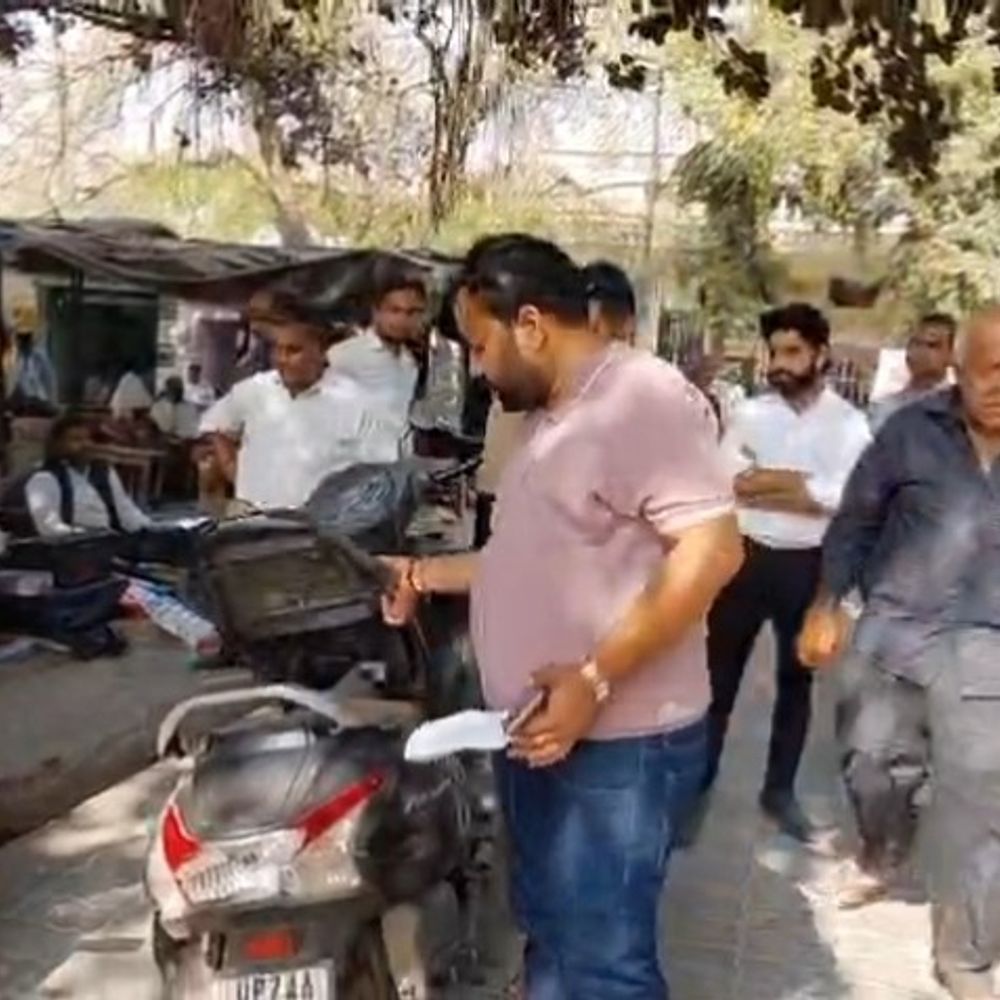 कन्नौज में पुलिस चौकी के बाहर 5 लाख की चोरी:स्कूटी की डिग्गी से रुपए निकाले, सीसीटीवी खंगाल रही पुलिस