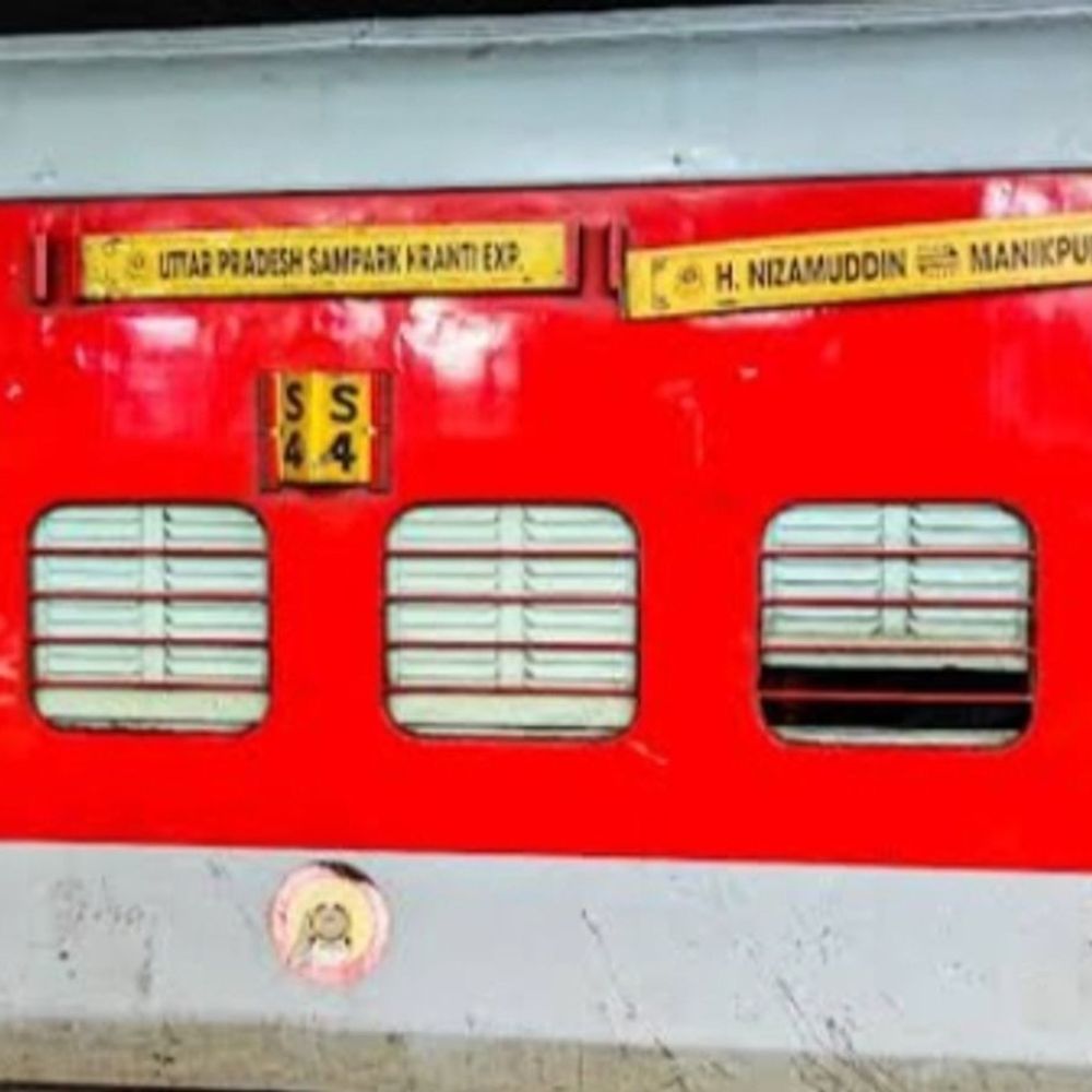 ट्रेन में बिना AC-1 कोच के आई, हंगामा:बांदा से सांसद-पूर्व मंत्री का रिजर्वेशन था, बीच रास्ते रोककर बोगी जोड़ी; ट्रेन 4 घंटे लेट