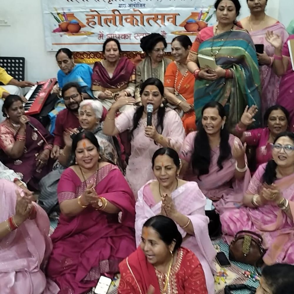 महिला दिवस पर गौरैया संस्थान ने किया होली मिलन समारोह:गोमतीनगर में पारंपरिक लोकगीतों की प्रस्तुति, महिलाओं का सम्मान