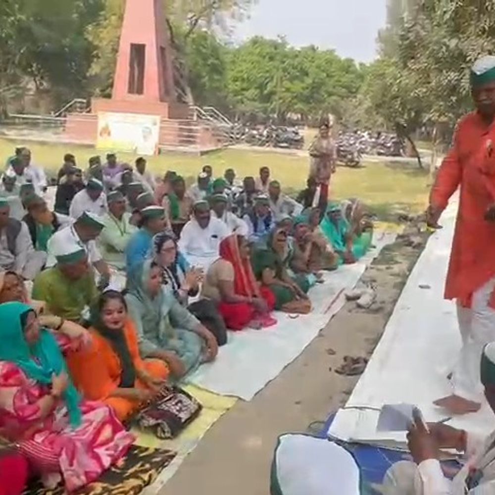 अमरोहा में किसान यूनियन का प्रदर्शन:कलेक्ट्रेट पर किसानों-उपभोक्ताओं की समस्याओं पर सौंपा ज्ञापन