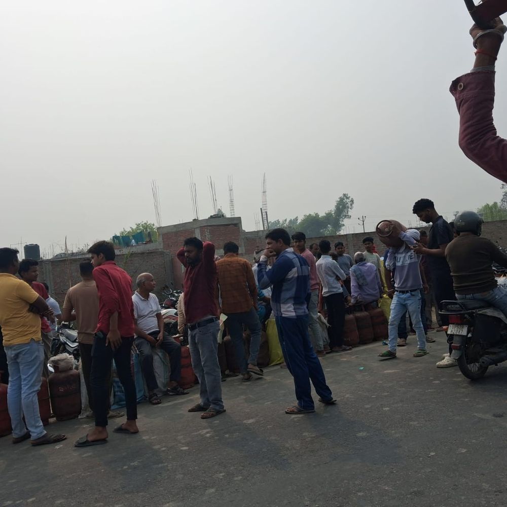 सिद्धार्थनगर में गैस एजेंसियों पर लगी भीड़:लोग सिलेंडर लेने उमड़े, 500 मीटर तक लंबी लाइन लगी