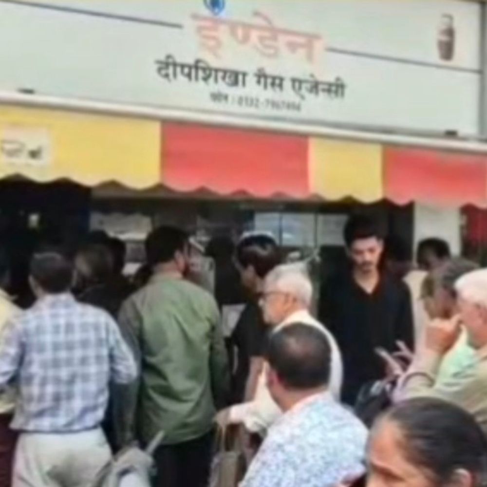 सहारनपुर में गैस एजेंसियों पर लंबी कतारें:ईरान-इजराइल तनाव की अफवाहों से बढ़ी भीड़, आपूर्ति विभाग ने नकारा कमी