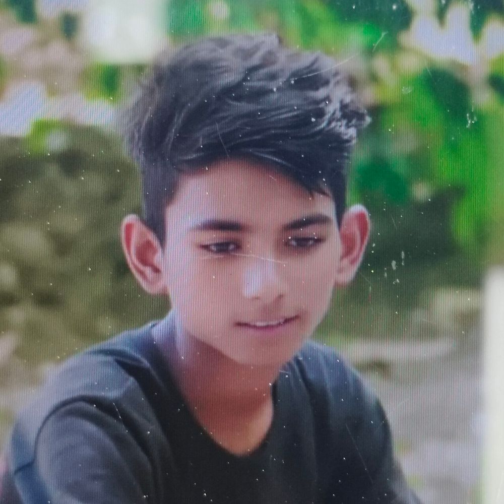 बलिया में किशोर की ईंट से कूचकर हत्या:सिर-चेहरा कुचला, घर से 100 मीटर दूर बगीचे में मिला शव, दो परिवारों पर शक