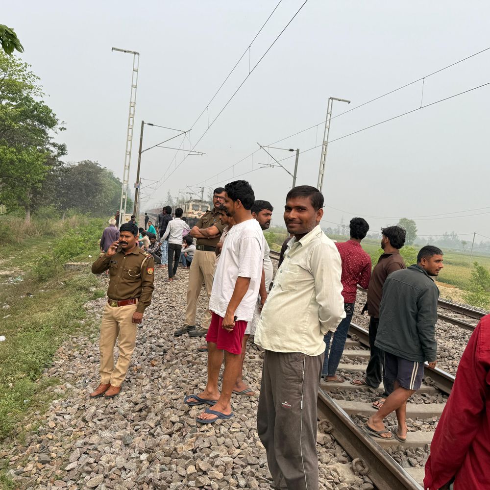 पेड़ से लटकता मिला युवक का शव:बस्ती में रेलवे लाइन के पास, शिनाख्ती के प्रयास जारी