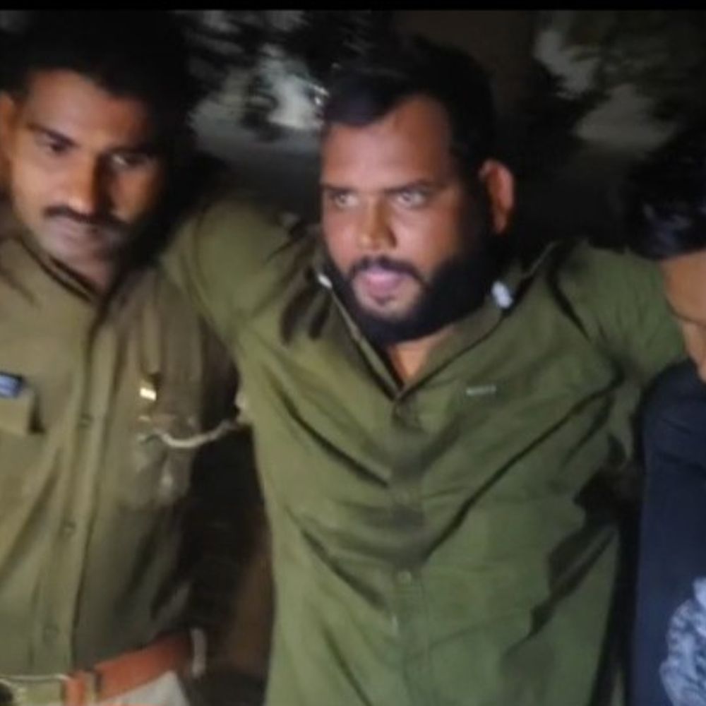 भदोही में लूट-डकैती के 3 बदमाशों का हाफ एंकाउंटर:पैर में लगी गोली, कई मुकदमे दर्ज, 50 हजार रुपए इनाम घोषित था