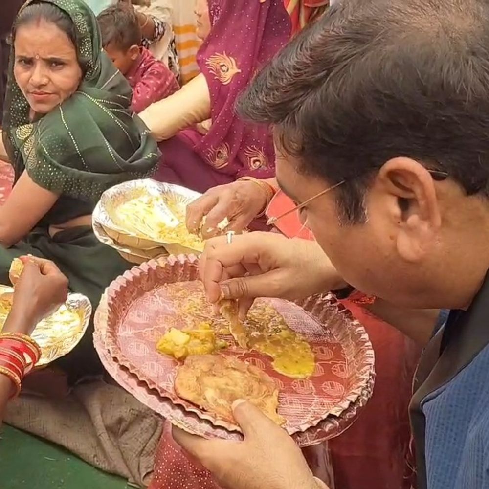 राज्यमंत्री ने जमीन पर बैठकर खाना खाया:संजय सिंह बोले- भोजन बहुत स्वादिष्ट था, पीलीभीत मेरा परिवार है