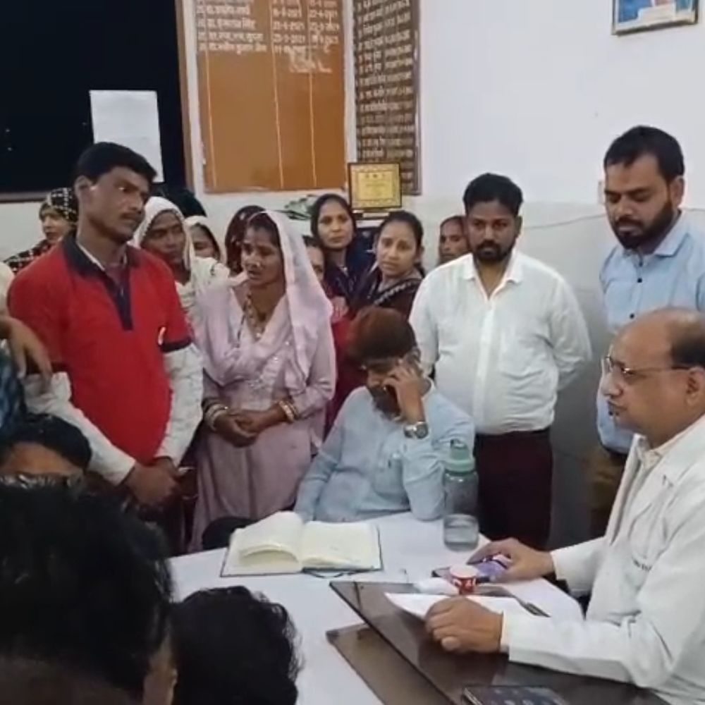 फिरोजाबाद मेडिकल कॉलेज में सफाई कर्मचारियों की हड़ताल:वेतन वृद्धि की मांग, अनिश्चितकालीन आंदोलन की चेतावनी