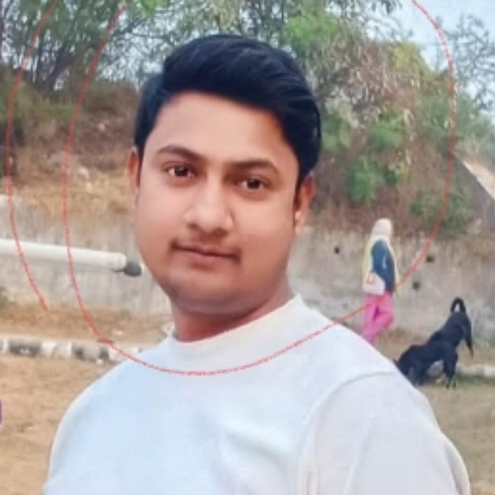 फिरोजाबाद में खाई में गिरी बाइक, बेटे की मौत:आगरा से दवा लेकर लौटते समय पिता गंभीर घायल, अस्पताल में भर्ती