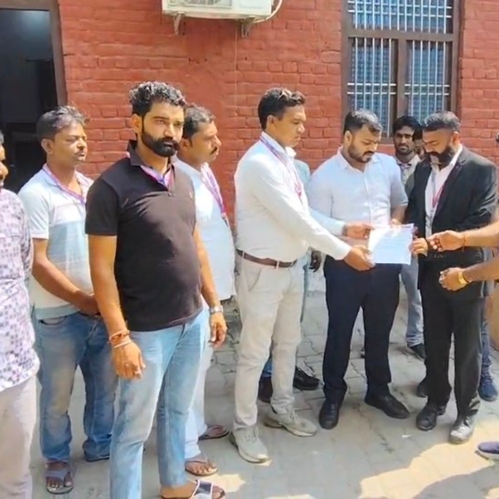 शिक्षा क्षेत्र में लूट पर नेशनल मानवाधिकार चेतना का ज्ञापन:एटा में अतिरिक्त एसडीएम को सौंपा, मनमानी पर रोक की मांग