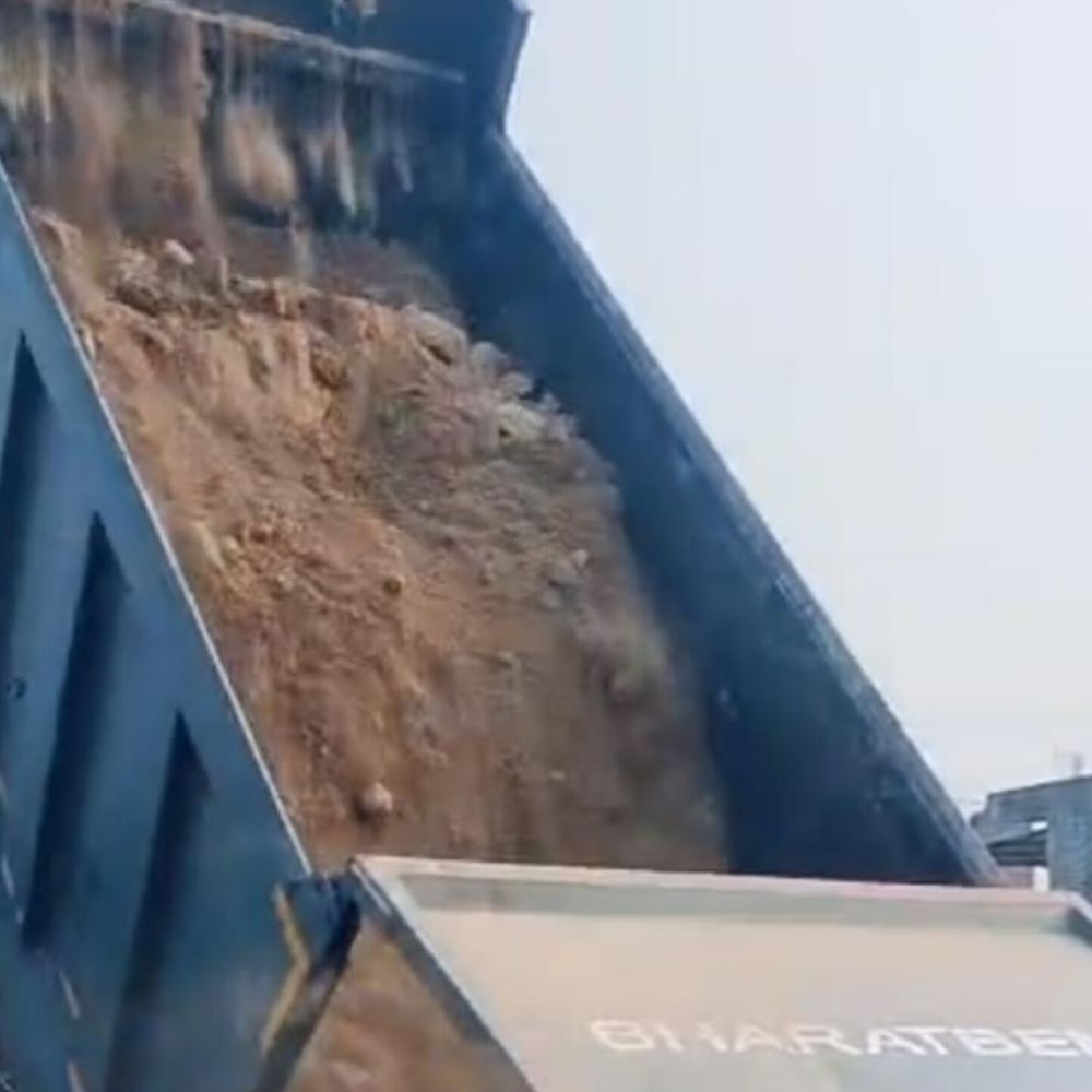 शहर के बीचोबीच अवैध मिट्टी खनन का आरोप:पचावली रोड के प्राइवेट स्कूल में डंपरों से डाली जा रही मिट्टी