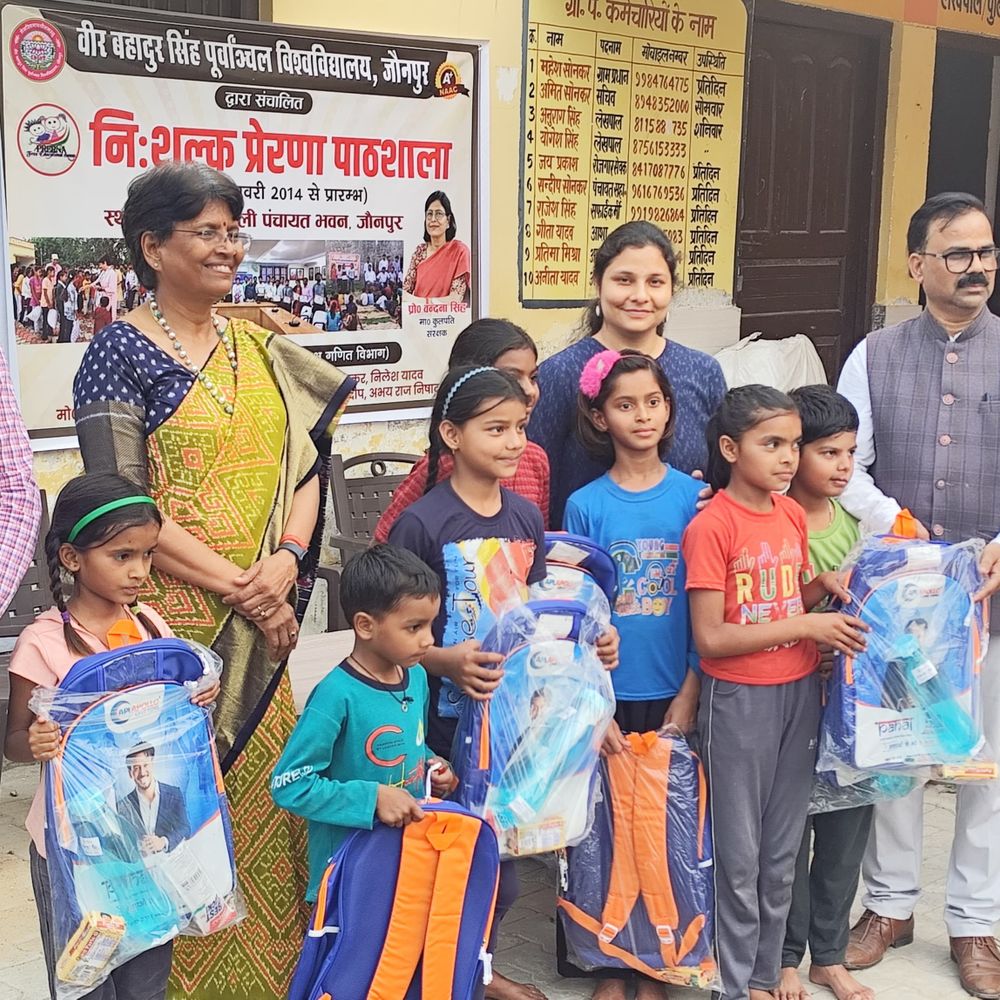 प्रेरणा कोचिंग के छात्रों को दी गई शैक्षिक किट:स्कूल बैग, पानी की बोतल और पेंसिल किट पाकर खुश हुए बच्चे