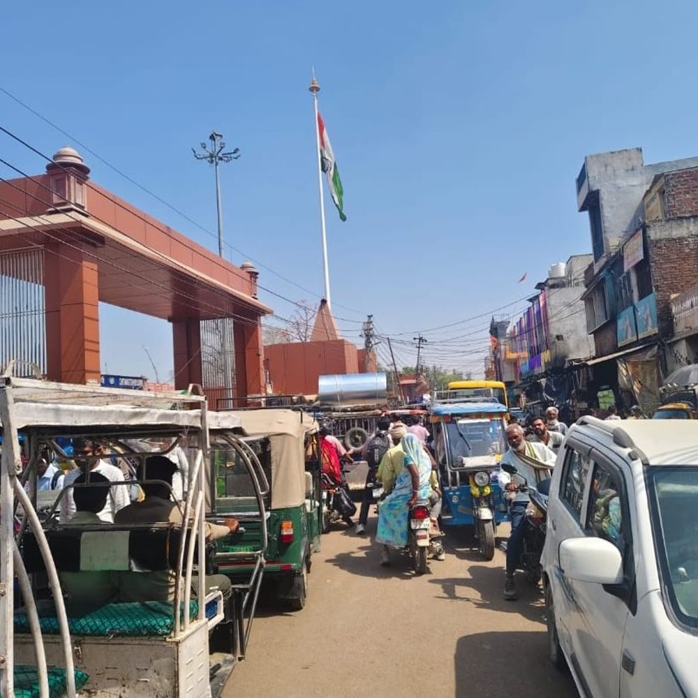 चित्रकूट रेलवे स्टेशन रोड पर जाम की समस्या:स्कूली बच्चे और राहगीर घंटों फंसे रहने को मजबूर