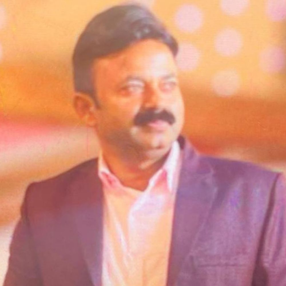 दवाओं के गबन में आरोपी चीफ फार्मासिस्ट फरार:शाहजहांपुर में गिरफ्तारी के डर से 11 दिन से ड्यूटी से गैर हाजिर, CMO ने दिया 3 दिन का अल्टीमेटम