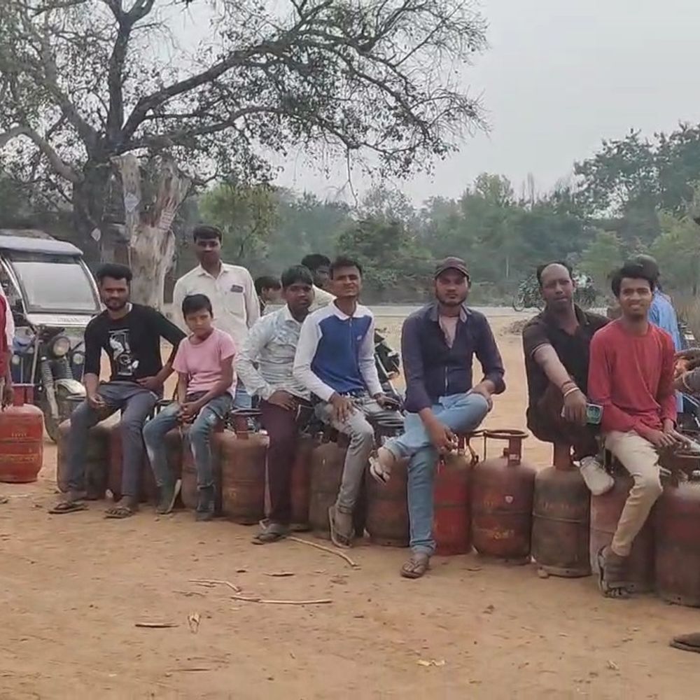 गोंडा में गैस सिलेंडर के लिए लगी लंबी कतारें:डीएसओ बोले- पर्याप्त गैस उपलब्ध, बुकिंग करके लाइन ना लगाए; घर पर मिलेगा सिलेंडर