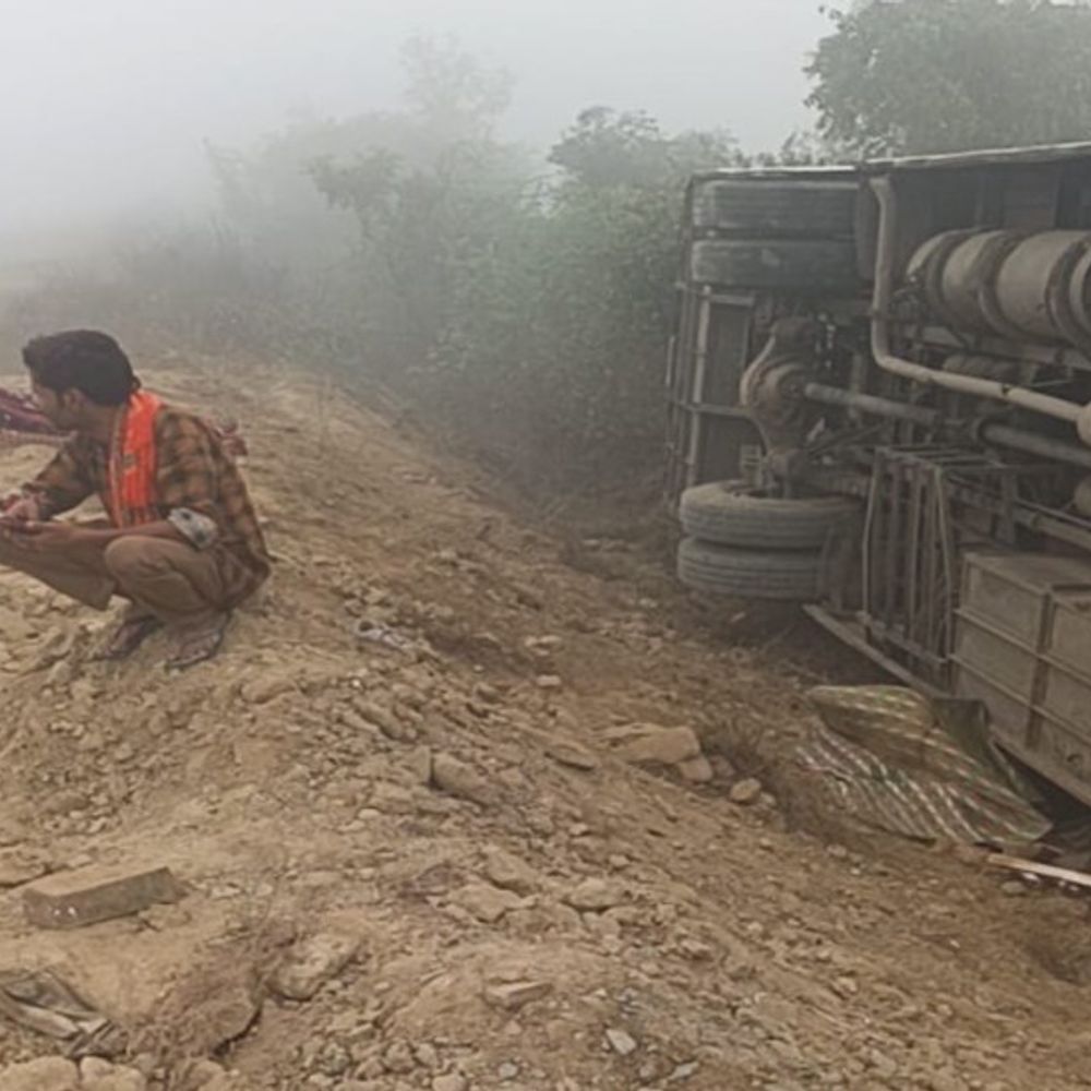 शाहजहांपुर में डबल डेकर बस पलटी:पलिया से मुंबई जा रही बस के 15 ज्यादा यात्री घायल