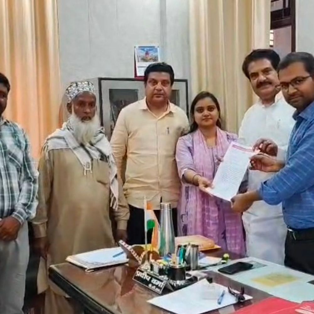 नमाजियों पर हेलीकॉप्टर से फूल बरसाने की मांग:संभल में सपा प्रतिनिधिमंडल ने प्रशासन को सौंपा ज्ञापन