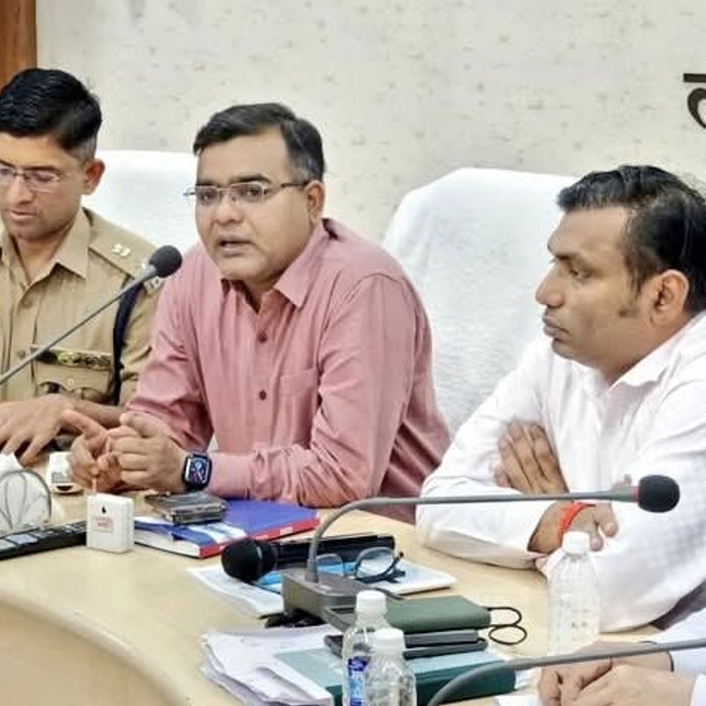 ललितपुर में उप निरीक्षक परीक्षा को लेकर समीक्षा बैठक:नकलविहीन आयोजन को लेकर डीएम-एसपी ने अधिकारियों को दिए निर्देश