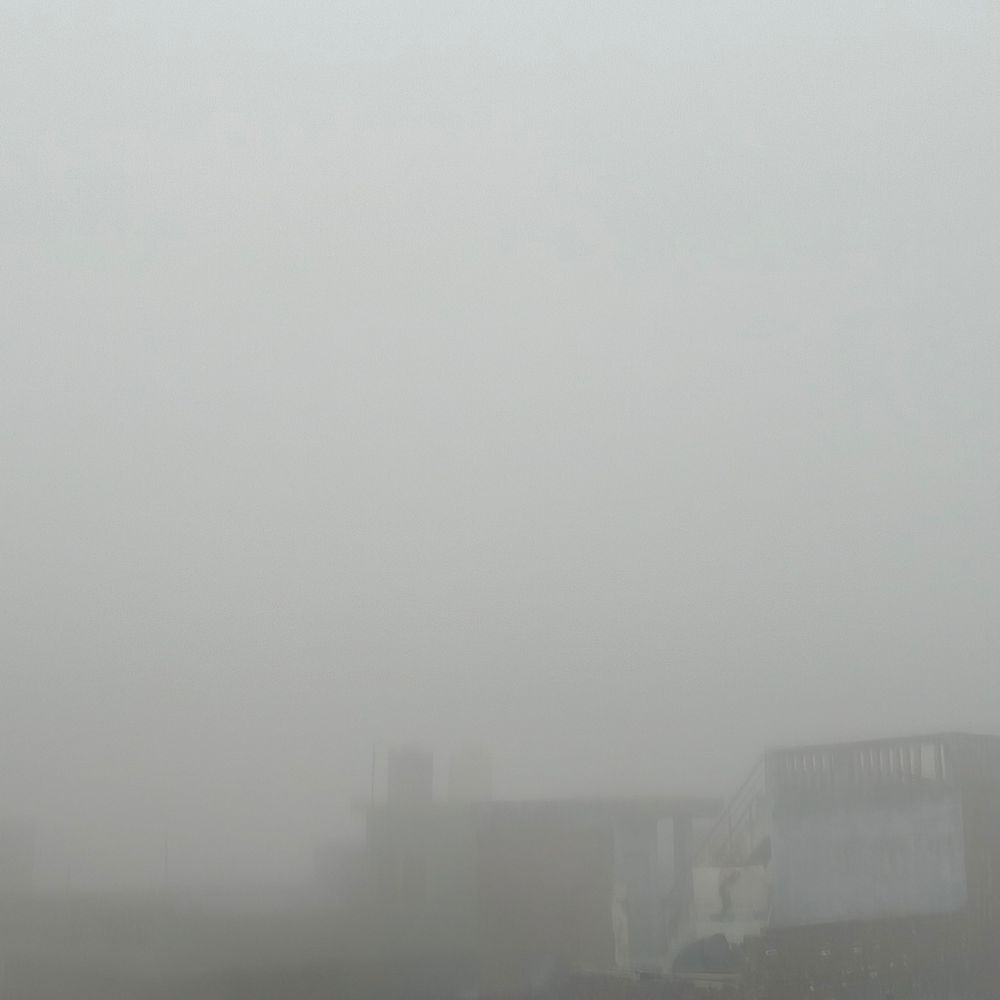 बुलंदशहर में गर्मी के बीच घना कोहरा छाया:जहांगीराबाद समेत कई इलाकों में मंगलवार सुबह वाहनों की रफ्तार धीमी हुई