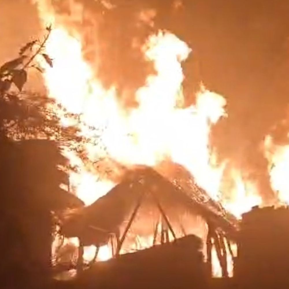 संतकबीरनगर में बहनोई पर घर जलाने का आरोप:बाइक, लाखों कैश-जेवर समेत तीन घर जले