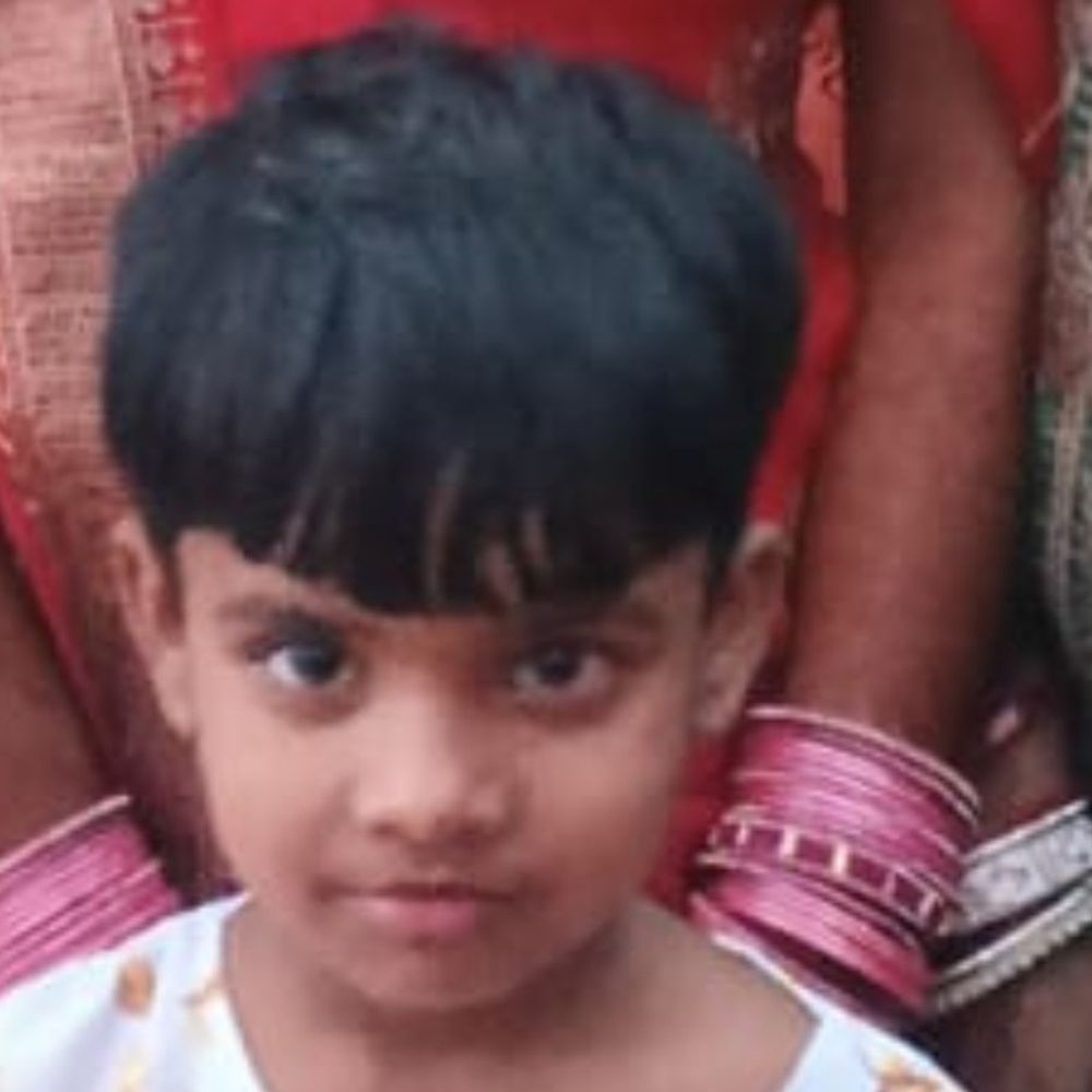 हाथरस में सड़क हादसा, बच्ची की मौत:अज्ञात वाहन ने ऑटो में मारी टक्कर, माता-पिता को अस्पताल में कराया भर्ती