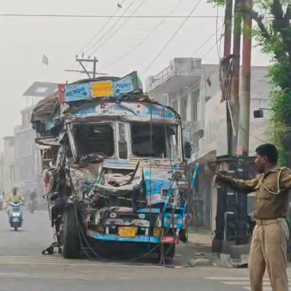 सहारनपुर में अंबेडकर चौक पर ट्रकों की टक्कर:एक ट्रक दुकान में घुसा, तीन कारें क्षतिग्रस्त, ड्राइवर केबिन में फंसा