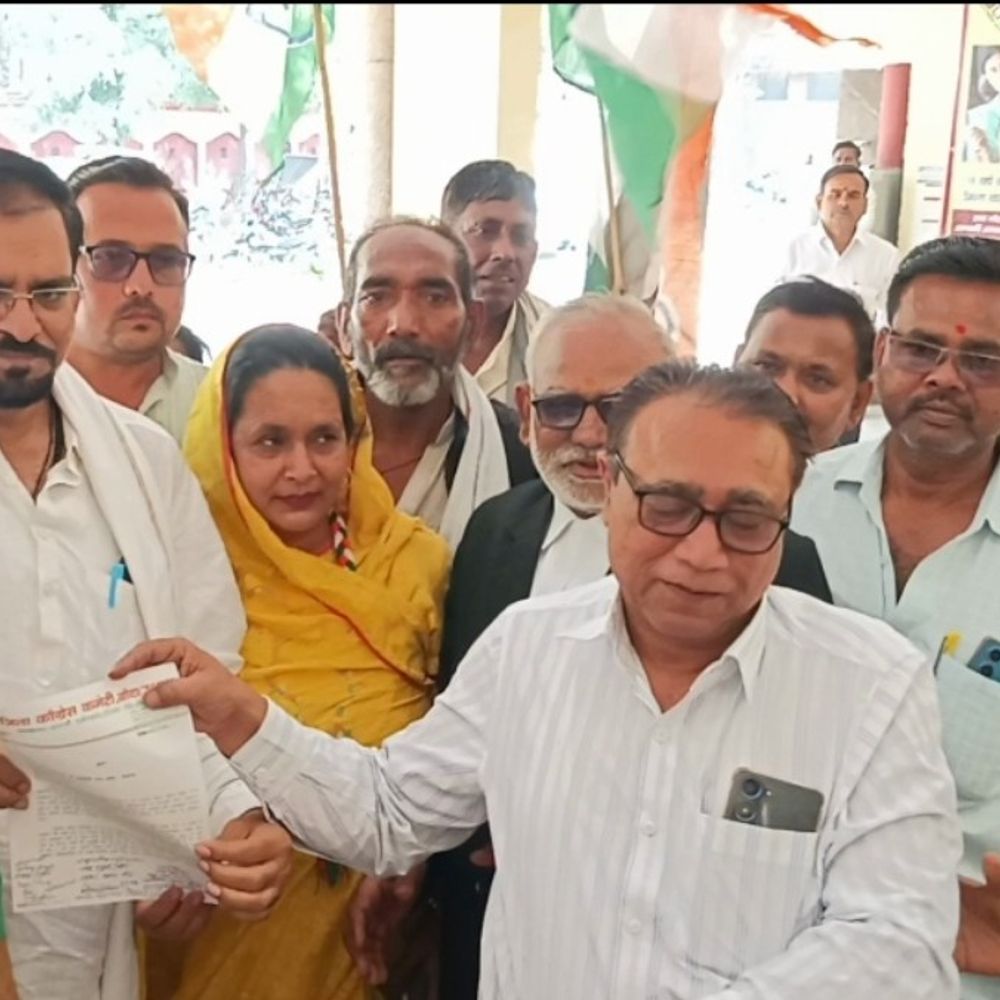 बांदा में कांग्रेस का प्रदर्शन:निजी स्कूलों की मनमानी फीस, गैस और पेयजल समस्या पर कार्रवाई की मांग