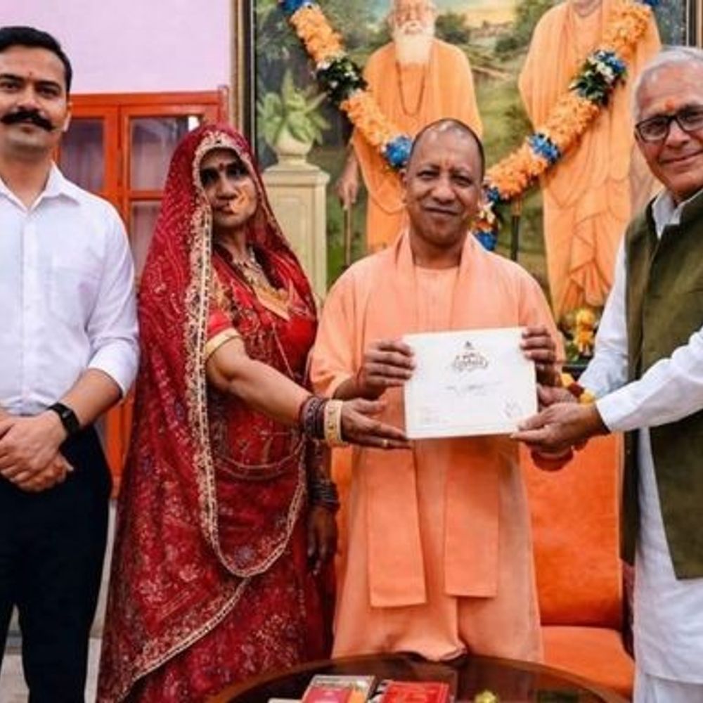 यूपी की बड़ी खबरें:संभल एसपी ने सीएम योगी को दिया शादी का निमंत्रण, माता-पिता के साथ गोरखपुर में मुलाकात की