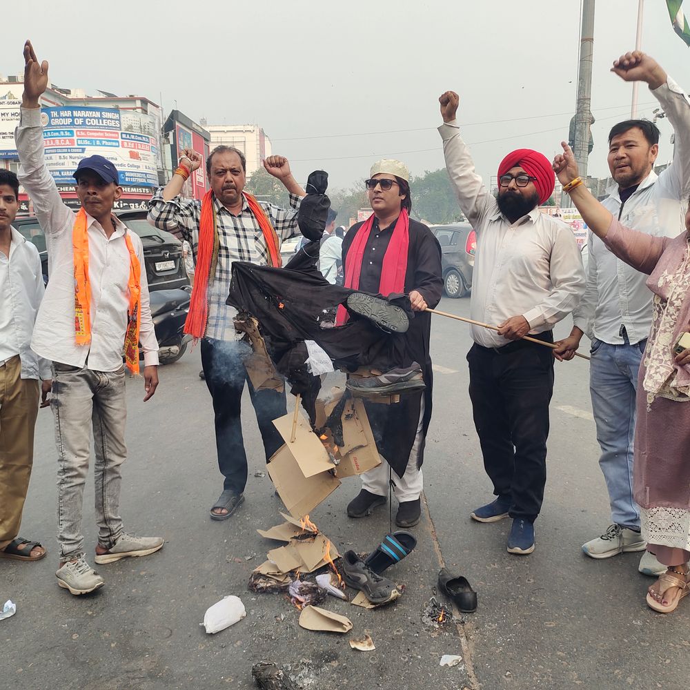 सीएम योगी की मां पर टिप्पणी पर प्रयागराज में प्रदर्शन:मौलाना अब्दुल्ला सलीम का पुतला फूंका, जूते-चप्पलों से पीटा; FIR की मांग