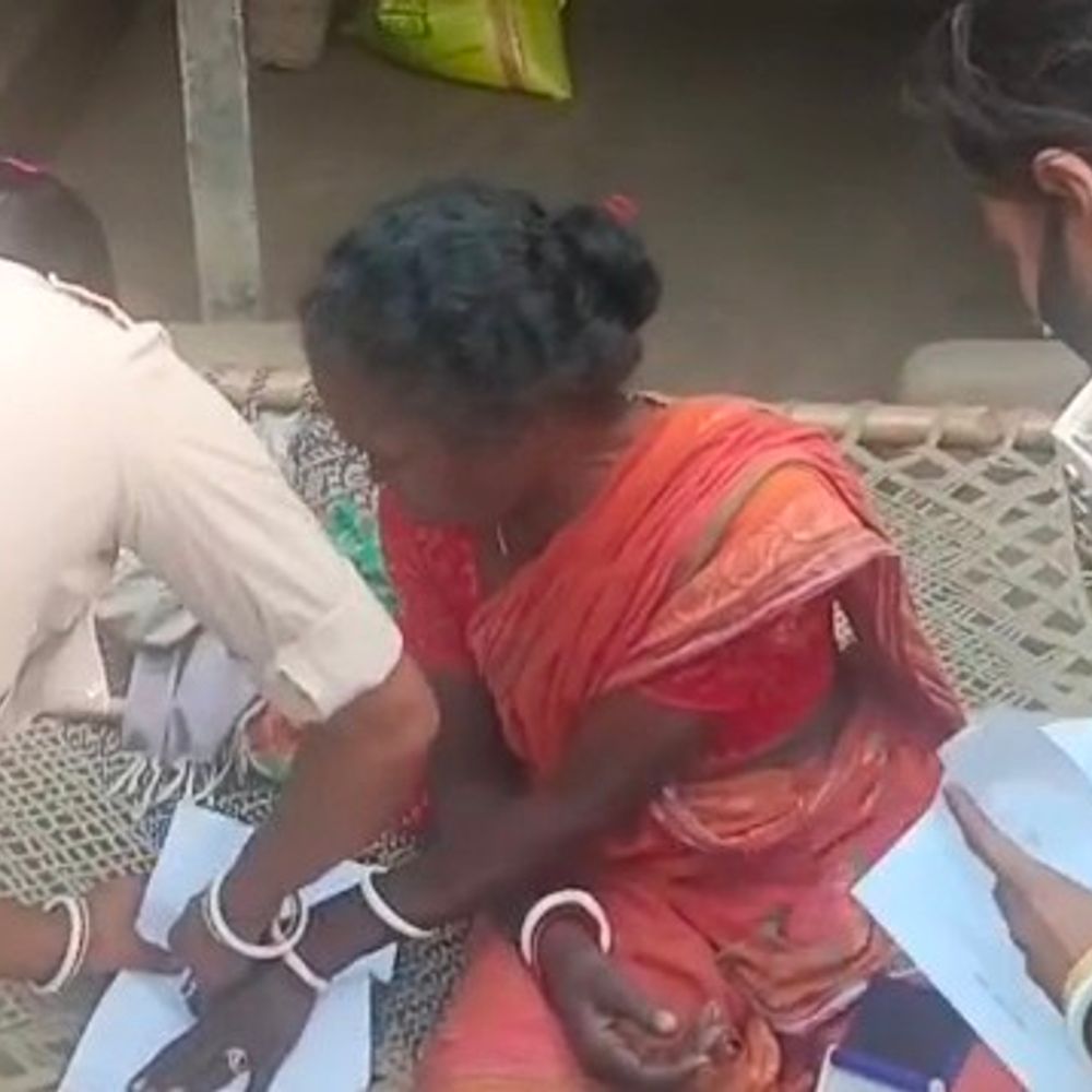 कटिहार में 22 लीटर अवैध शराब जब्त, 2 महिलाएं गिरफ्तार:उत्पाद विभाग ने आजमनगर-रेलवे स्टेशन पर की छापेमारी, अवैध कारोबारियों के खिलाफ कार्रवाई जारी