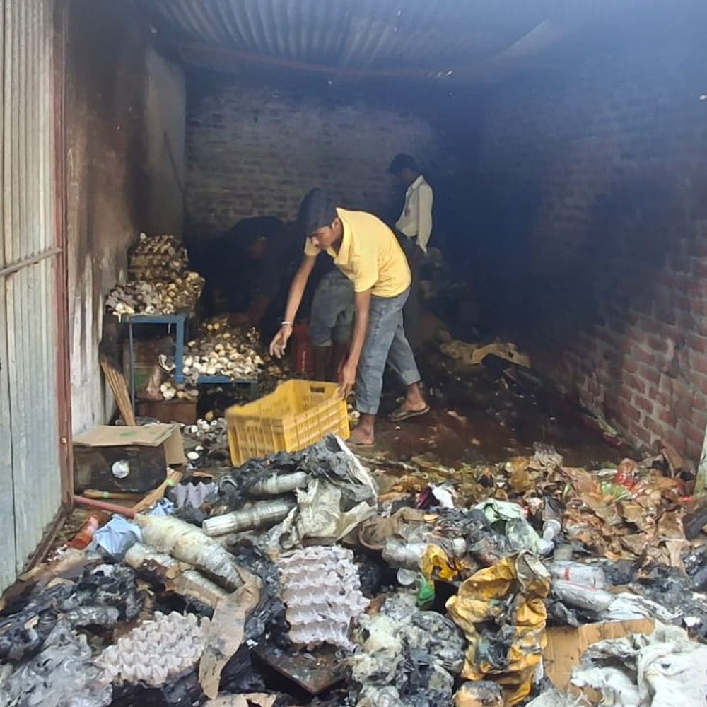 कासगंज में डिस्पोजल गोदाम में आग लगी:लाखों का सामान जला, लोगों ने आग पर पाया काबू