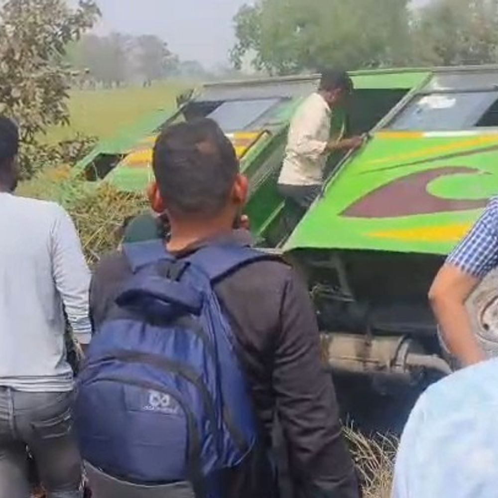 उन्नाव में अनियंत्रित होकर पलटी बस:चालक मौके से भागा, सभी यात्री सुरक्षित बचे, जाम हटवाया गया