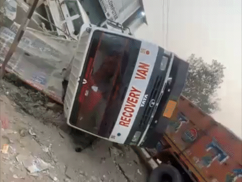 दरभंगा में लोडेड ट्रक ने बस में पीछे से मारी:बाइक, रिकवरी वैन, बोलेरो को भी चपेट में लिया; बाल-बाल बची ड्राइवर की जान