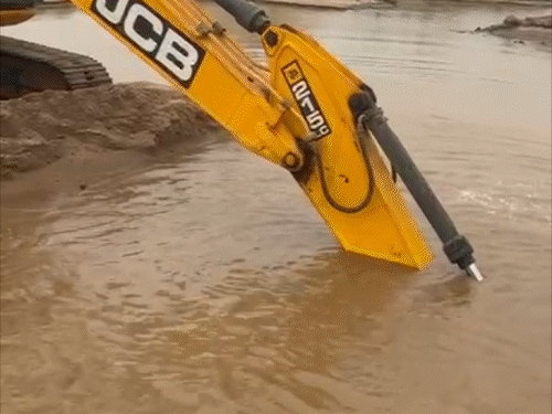 कटौना नदी घाट पर तय सीमा से अधिक बालू खनन:जमुई में संवेदक पर पहले भी लगा 17 लाख का जुर्माना