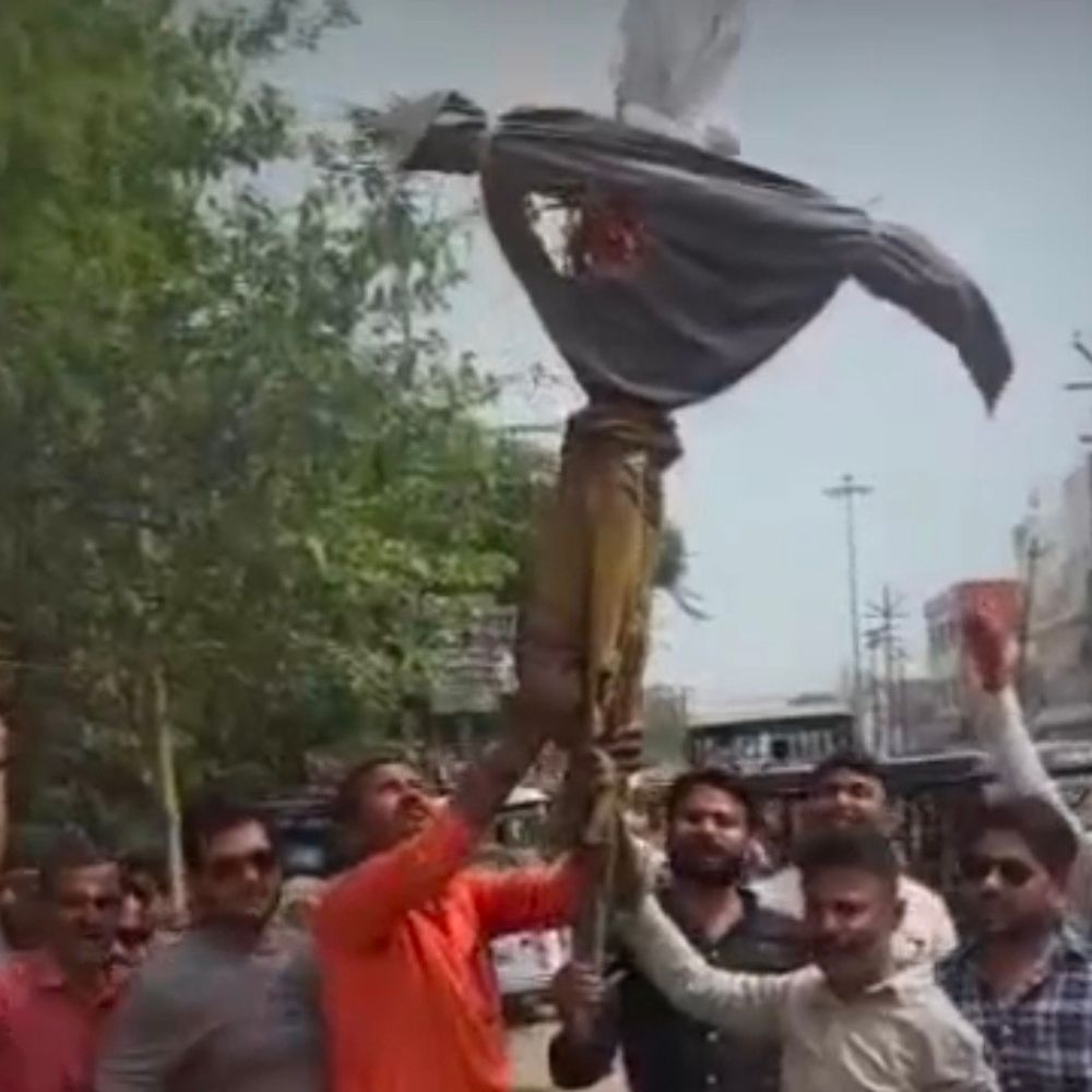 CM की मां पर टिप्पणी, मौलाना का पुतला फूंका:रायबरेली में हिंदू युवा वाहिनी ने सिर कलम करने पर 21 लाख का इनाम रखा