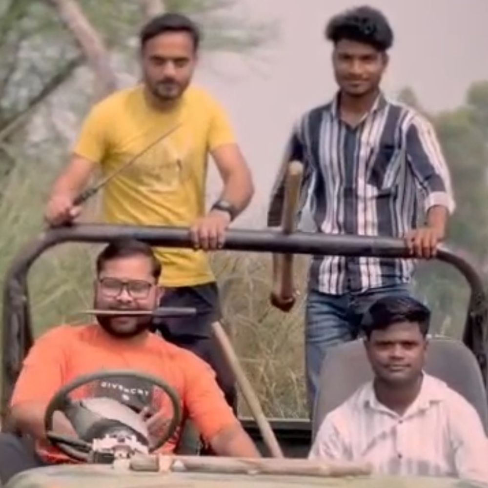 खुली जीप में हथियार लहराते दिखे युवक, VIDEO:'तांडव' नाम से सोशल मीडिया पर पोस्ट की गई, मुंह में गंडासा दबाए दिखा युवक