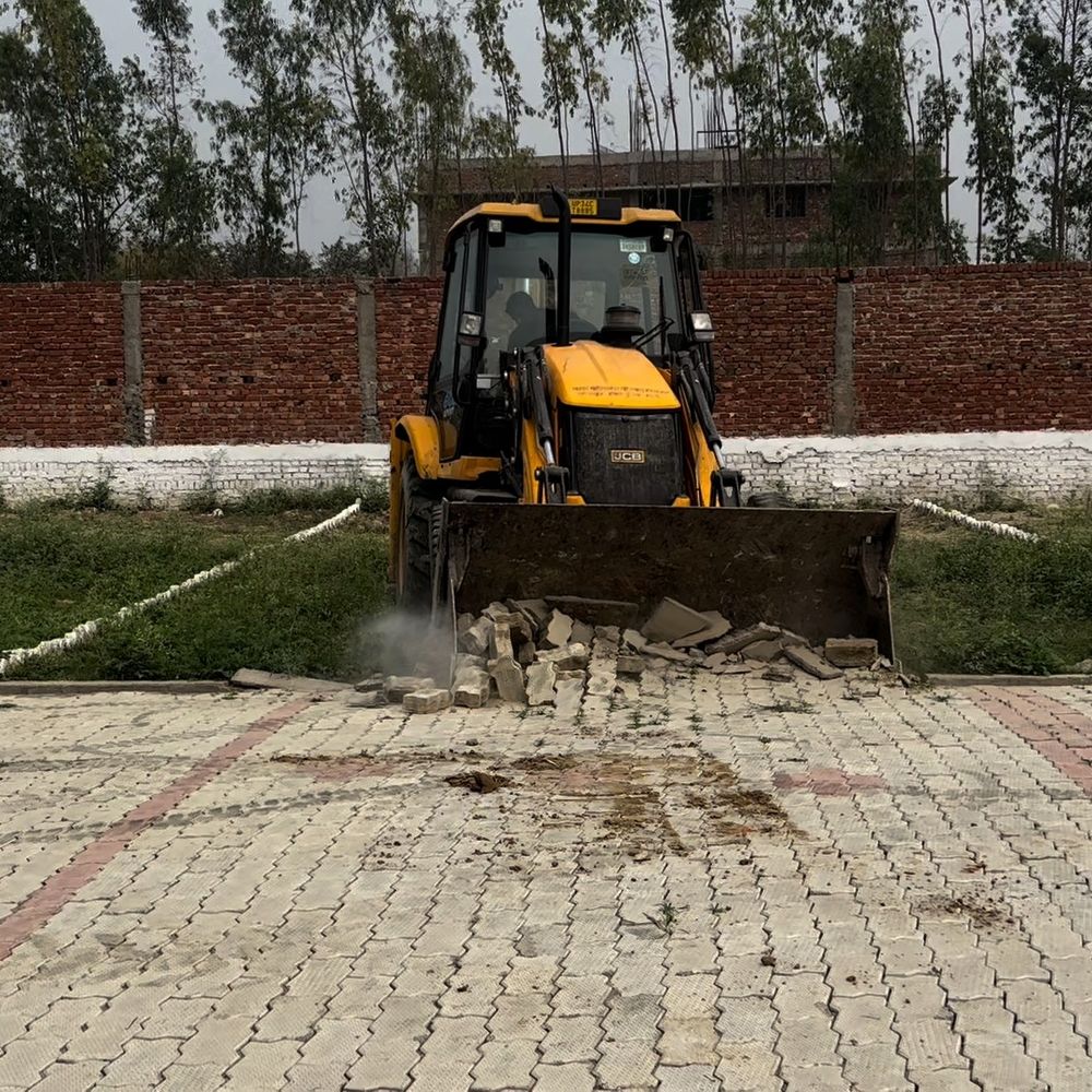 सीतापुर में नदी किनारे तीन अवैध प्लॉटिंग ध्वस्त:सिटी मजिस्ट्रेट के नेतृत्व में बुलडोजर चला, सड़कें और बाउंड्रीवाल खुदवाईं