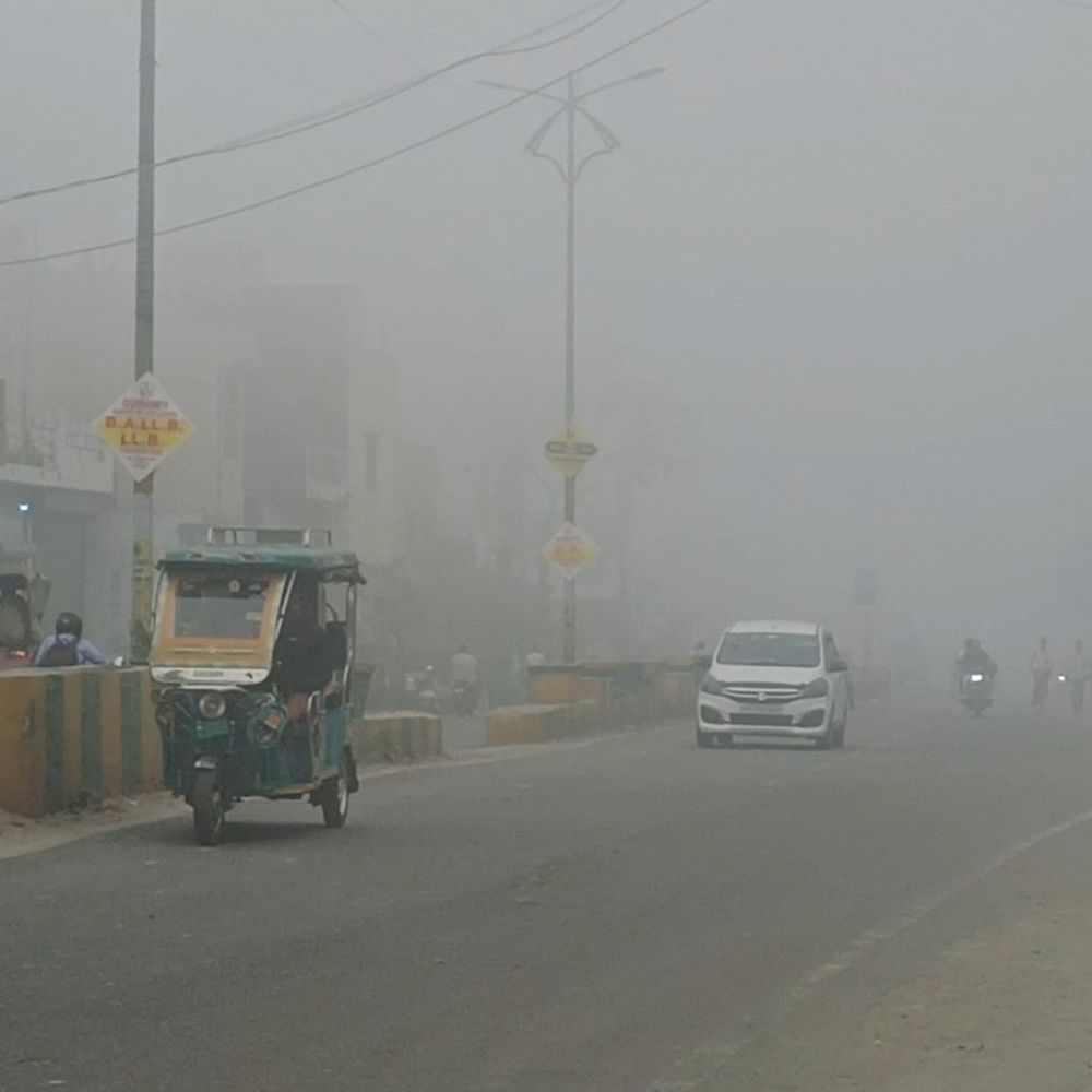 शामली में बेमौसम कोहरा छाया, यातायात प्रभावित:कई शहरों में धुंध, मौसम विभाग ने बारिश का अलर्ट जारी किया