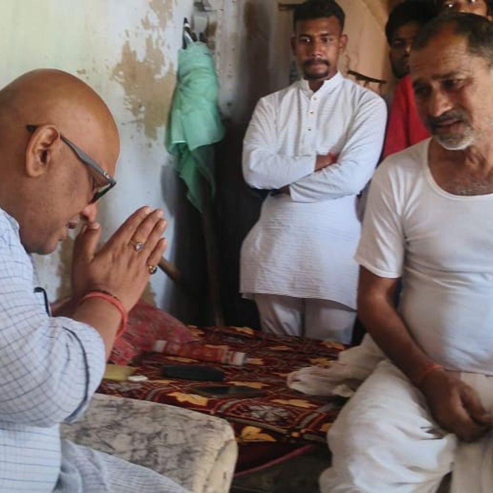 अजय राय MBBS छात्र के परिवार से मिले:संतकबीरनगर में कहा- सरकार में बैठे लोग सत्ता के मद में चूर हैं