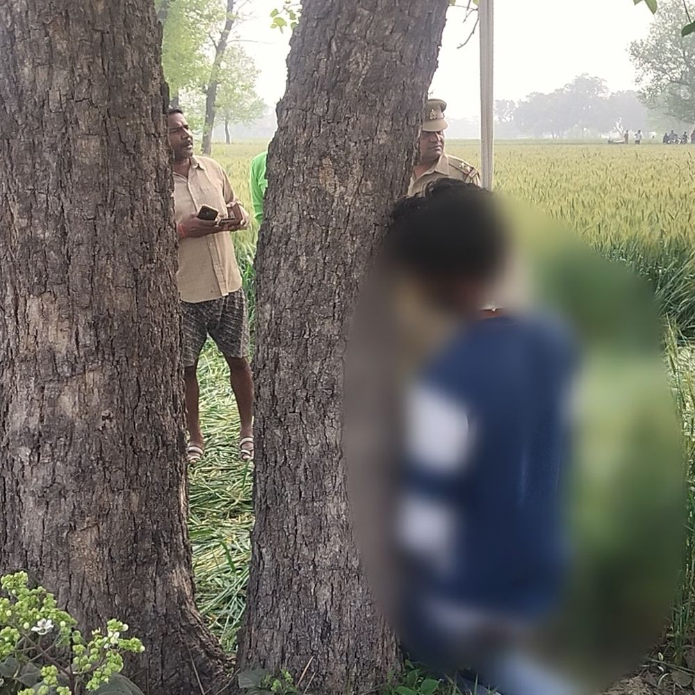 रामलीला देखने निकले युवक का शव पेड़ से लटका मिला:कुशीनगर में परिजनों ने हत्या की आशंका जताई, जांच में जुटी पुलिस टीम