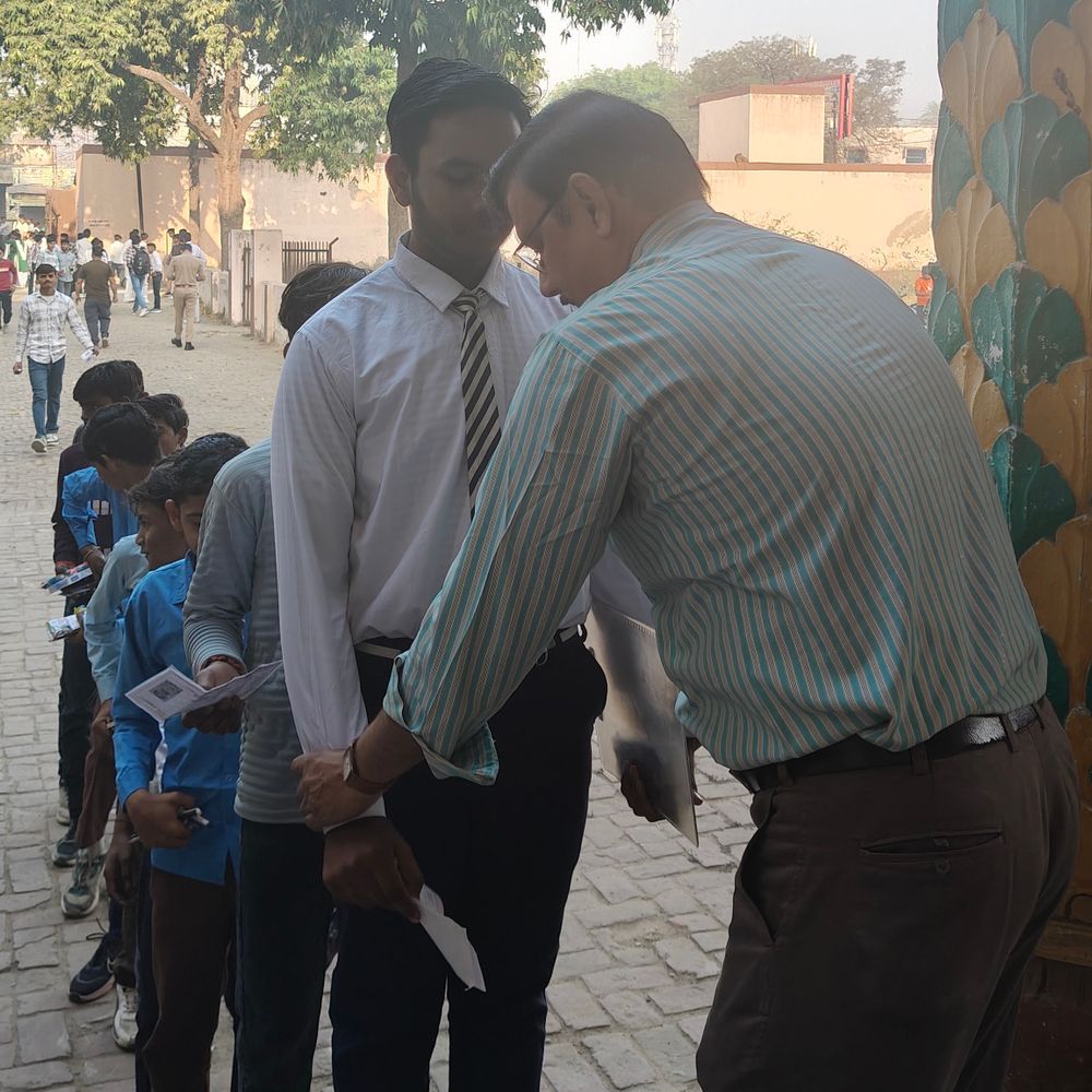 हाथरस में यूपी बोर्ड परीक्षा कड़ी सुरक्षा में जारी:99 केंद्रों पर परीक्षार्थी दे रहे इम्तिहान, कड़ी चेकिंग के बाद मिला प्रवेश