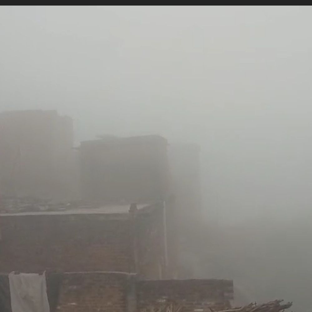 कालपी में मार्च की गर्मी में छाया घना कोहरा:जालौन में सुबह से धुंध की चादर, वाहनों की रफ्तार धीमी हुई