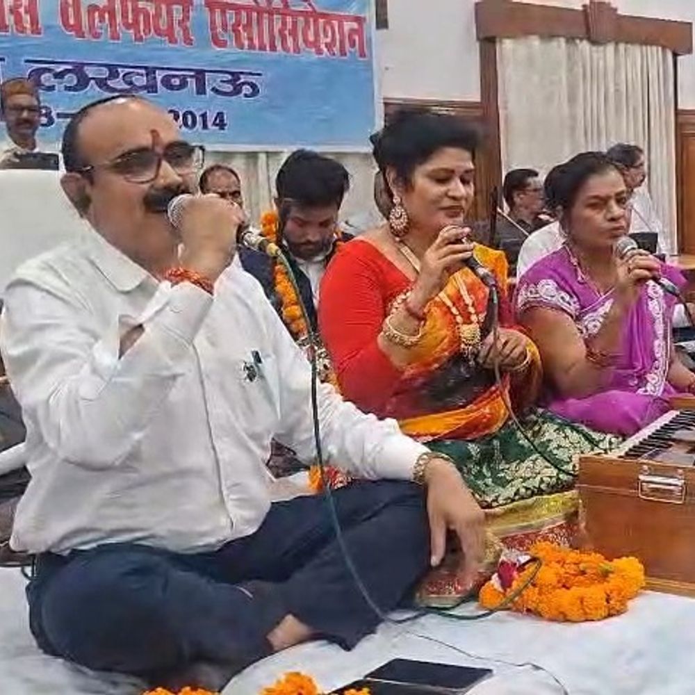 सचिवालय पेंशनर्स वेलफेयर एसोसिएशन ने मनाया होली मिलन:तिलक हॉल में पारंपरिक गीतों की प्रस्तुति, दिया प्रेम का संदेश