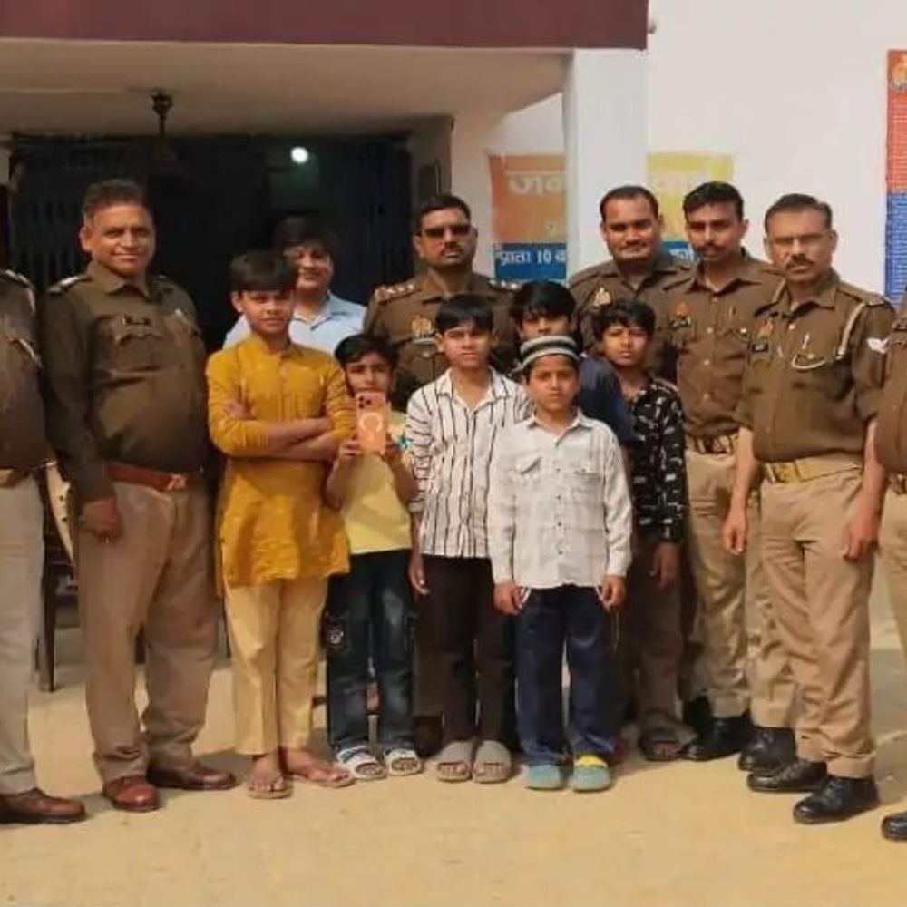 संभल में बच्चों को मिला डेढ़ लाख का आईफोन:ईमानदारी दिखाते हुए पुलिस को दिया, मालिक को वापस मिला