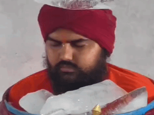 हांडी खेड़ा बाबा बर्फ में बैठकर तपस्या करने लगा,VIDEO:हरियाणा-राजस्थान से भगाने के बाद दिल्ली पहुंचा, झाड़ा लगाकर रिश्ते कराने का दावा