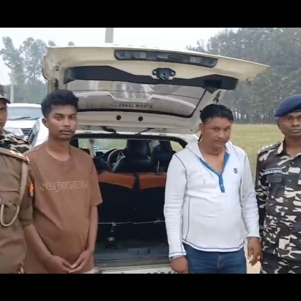 महराजगंज में दो तस्कर गिरफ्तार:बुद्ध प्रतिमा, 50 हजार नकद बरामद, चार पहिया वाहन भी जब्त