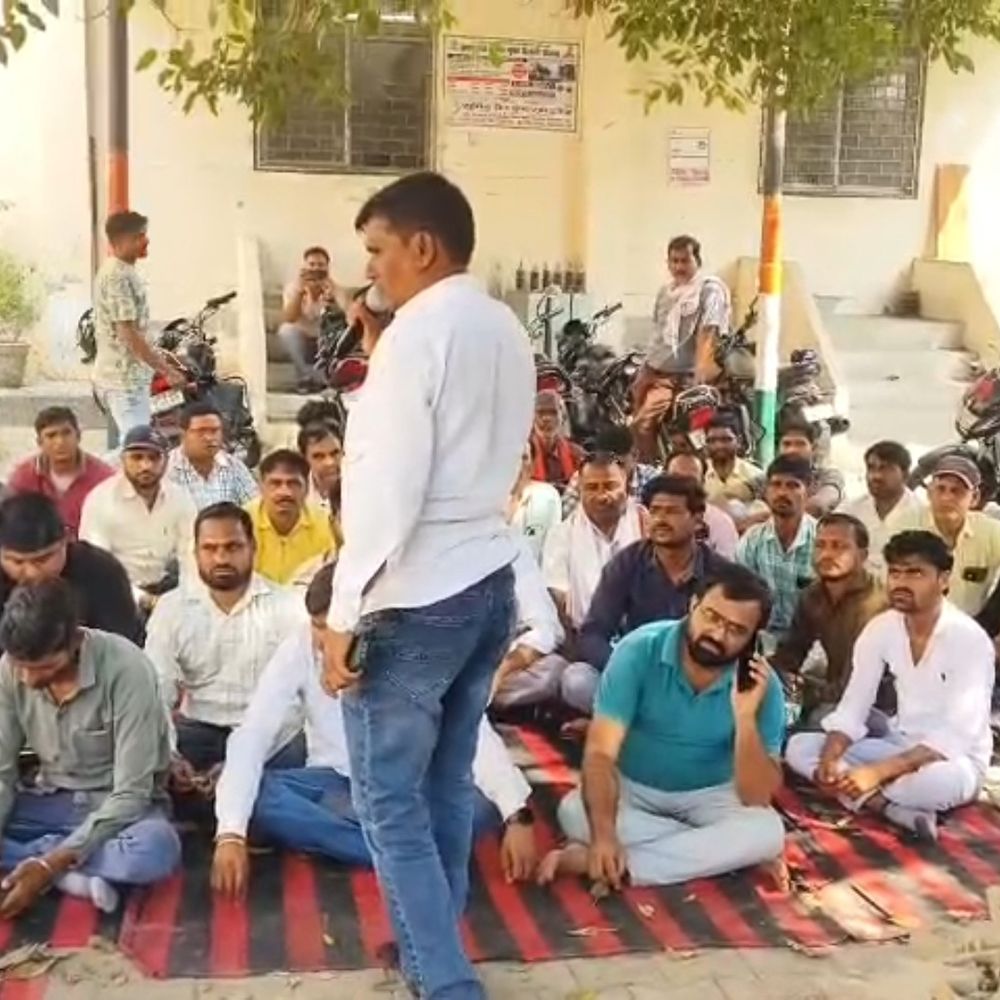 फिरोजाबाद में बिजली संविदा कर्मचारियों का प्रदर्शन:अधिकारियों पर शोषण का आरोप, वेतन और सुरक्षा की मांग