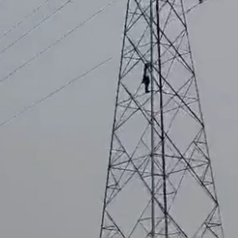 आजमगढ़ में हाईवोल्टेज बिजली के खंभे पर चढ़ी किशोरी:प्रेमी से विवाह की जिद पर उठाया कदम, विवाह कराए जाने की शर्त पर उतरी नीचे