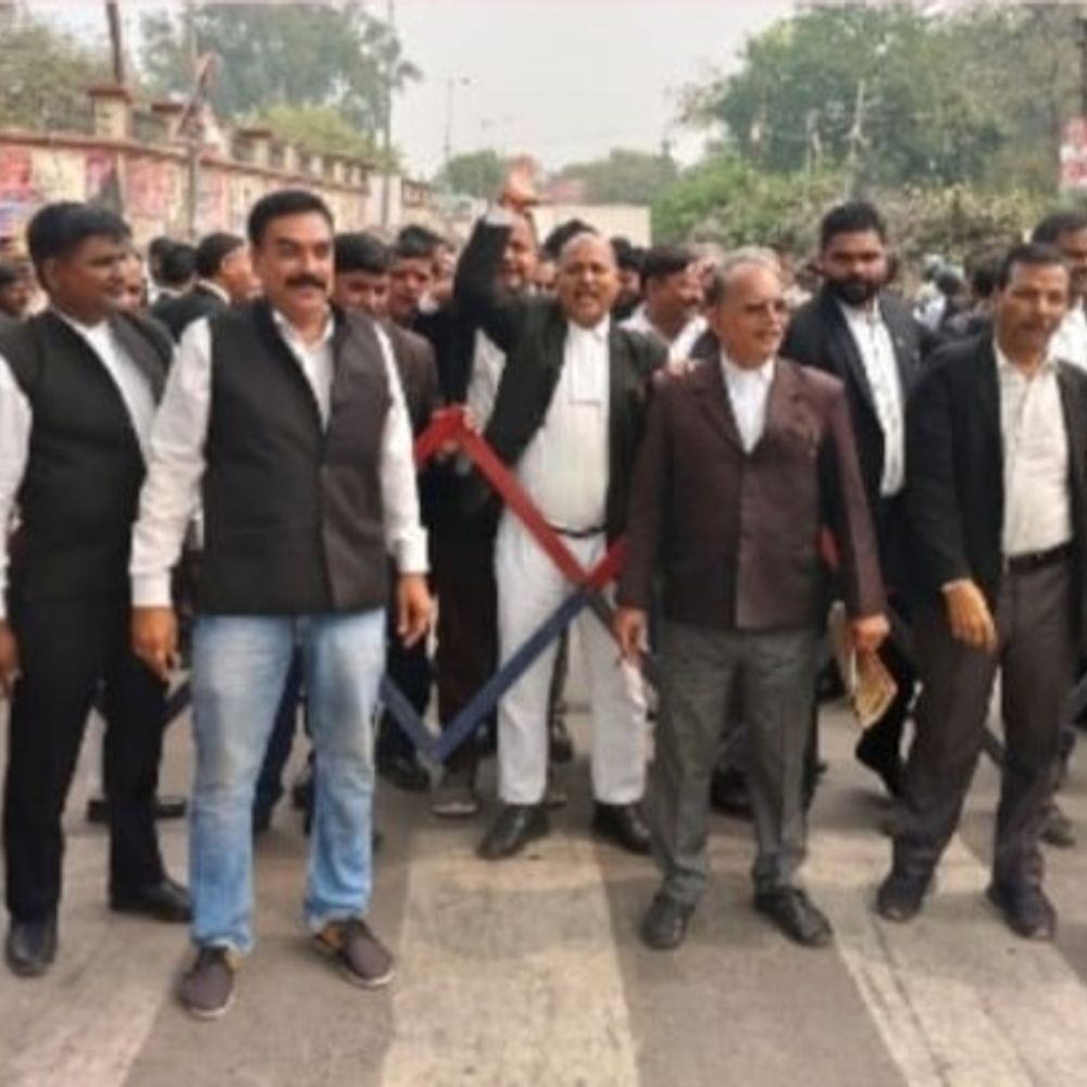 आजमगढ़ में न्यायिक कार्य से विरत रहे अधिवक्ता:एक दिन पूर्व अधिवक्ता से मांगा गया था गुंडा टैक्स, आरोपियों की गिरफ्तारी की मांग